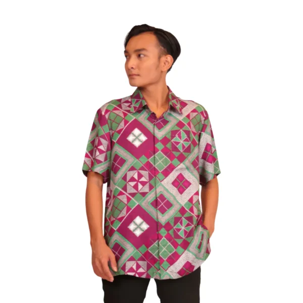 KEMEJA HEM LENGAN PENDEK PRIA WARNA MERAH HIJAU, RAYON TWILL MOTIF TENUN GEOMETRIS ETNIK, EKSKLUSIF MOREZ