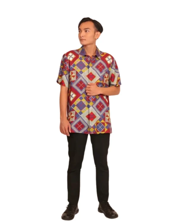 KEMEJA HEM LENGAN PENDEK PRIA WARNA MERAH KUNING, RAYON TWILL MOTIF TENUN GEOMETRIS ETNIK, EKSKLUSIF MOREZ - Image 2